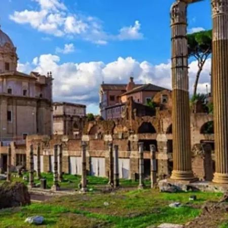 And Historic Rione Near Colosseo *